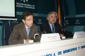Ángel Fernández, Secretario General de la FEMP, en primer término, y Jesús Herrero, Secretario General de ATUC, en la apertura de la Jornada. Ángel Fernández, Secretario General de la FEMP, en primer término, y Jesús Herrero, Secretario General de ATUC, en la apertura de la Jornada.