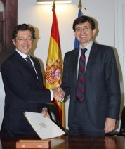 Angel Fernández y Manuel Arenilla, tras la firma del acuerdo. Angel Fernández y Manuel Arenilla, tras la firma del acuerdo.