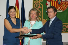 Susana Magro, Angeles Muñoz y Angel Fernández, tras la firma del convenio. Susana Magro, Angeles Muñoz y Angel Fernández, tras la firma del convenio.
