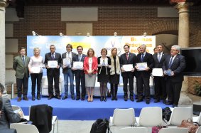 Los galardonados posan tras recibir los premios y diplomas. Los galardonados posan tras recibir los premios y diplomas.