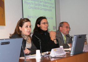 La Directora de Políticas Locales de la FEMP, en primer término, con la Directora del Instituto de la Mujer y el Subdirector de Estudios y Cooperación de este Instituto. La Directora de Políticas Locales de la FEMP, en primer término, con la Directora del Instituto de la Mujer y el Subdirector de Estudios y Cooperación de este Instituto.
