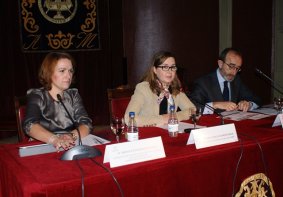 Esther García, en el centro, con la Subdirectora  General de Promoción del Libro, la Lectura y las Letras Españolas, Mónica Fernández, y Juan José Litrán, Director de la Fundación Coca Cola.  Esther García, en el centro, con la Subdirectora  General de Promoción del Libro, la Lectura y las Letras Españolas, Mónica Fernández, y Juan José Litrán, Director de la Fundación Coca Cola.