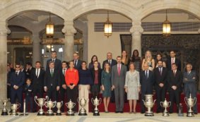 Fotografía de grupo de Sus Majestades los Reyes, Su Majestad la Reina Doña Sofía y Su Alteza Real la Infanta Doña Elena con los premiados
© Casa de S.M. el Rey / Borja Fotógrafos