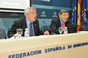 Pedro Castro y Jaime Lissavetzky, en el acto de presentación de la guía de deportes