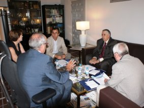 La Junta de Portavoces, con el actual Presidente en funciones y la Secretaria General de la FEMP
